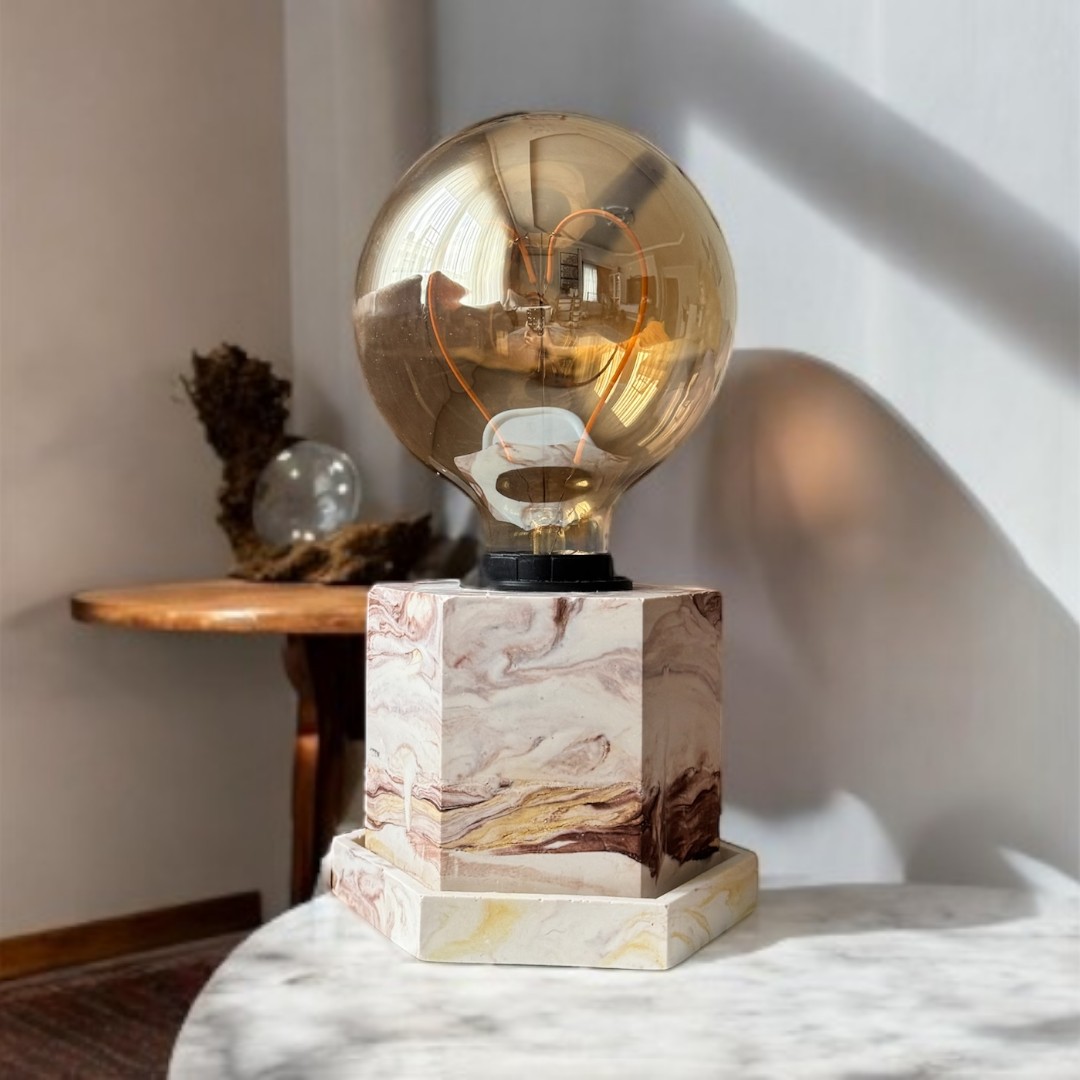 Dekoratif Mermer Desenli Geometrik Masa Lambası – Retro Edison Kalp Ampullü