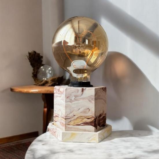 Dekoratif Mermer Desenli Geometrik Masa Lambası – Retro Edison Kalp Ampullü